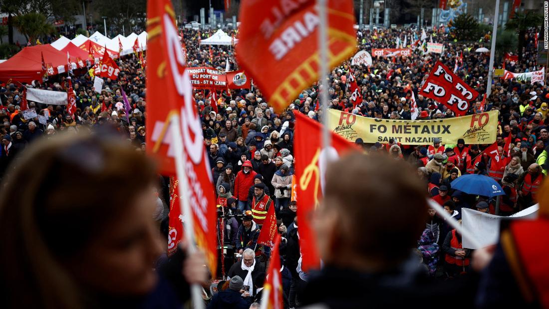 フランス政府の年金改革に抗議するデモ参加者=19日、西部サンナゼール/Stephane Mahe/Reuters