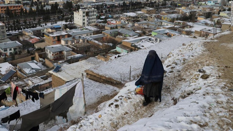 冬の寒空の下で歩く女性＝１８日、バダクシャン州/Omer Abrar/AFP/Getty Images
