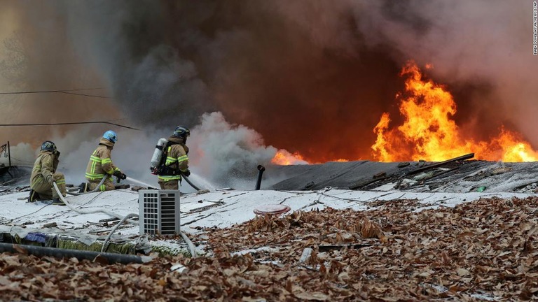 韓国首都に残る最後のスラムの一つとされる地区で大規模な火災が発生した/Baek Dong-hyun/Newsis/AP