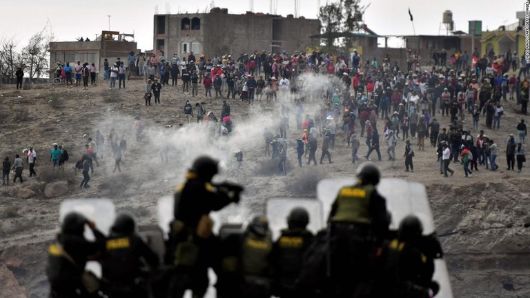 アレキパの空港に向かうデモ参加者に催涙ガスを投げる機動隊＝１９日、ペルー/Diego Ramos/AFP/Getty Images