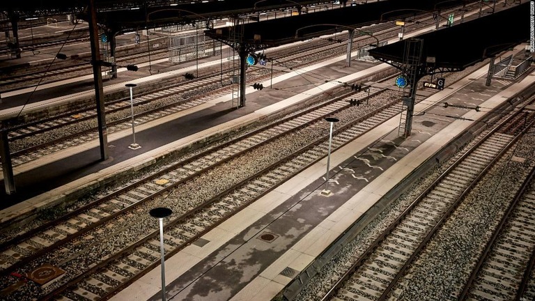パリの駅では鉄道の姿がない/Kiran Ridley/Getty Images