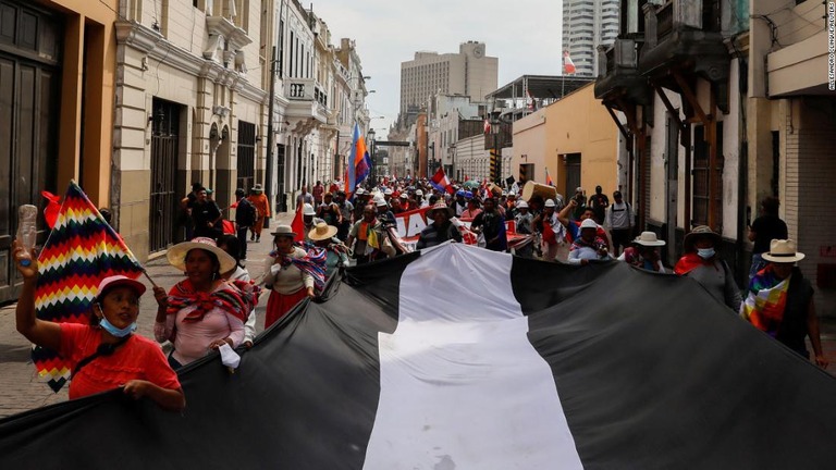 抗議活動を行うデモ参加者ら＝１９日、ペルー・リマ/Allesandro Clinque/Reuters