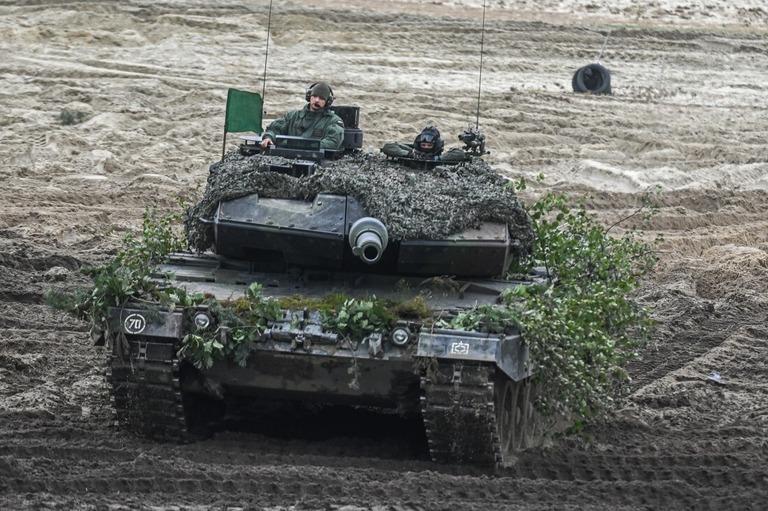 ドイツ製戦車「レオパルト」＝２０２２年９月２１日、ポーランド東部のノバデンバ訓練場/Omar Marques/Getty Images