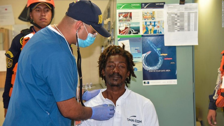 ２４日間の漂流から救助され、健康診断を受けるエルビス・フランソワさん/Colombian Navy Press Office/AP