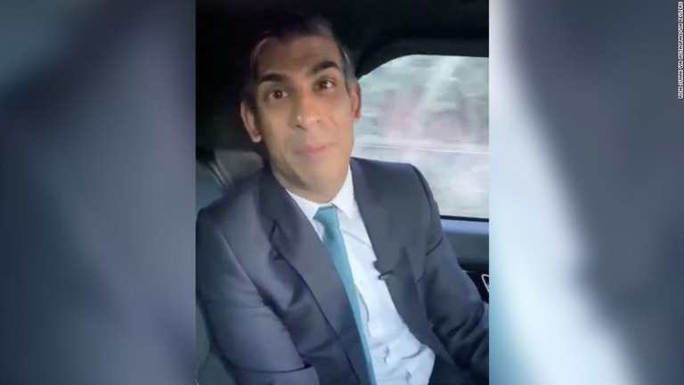 公開された動画の中でシートベルトをせずに車に乗っている英国のスナク首相/Rishi Sunak via Instagram/via Reuters