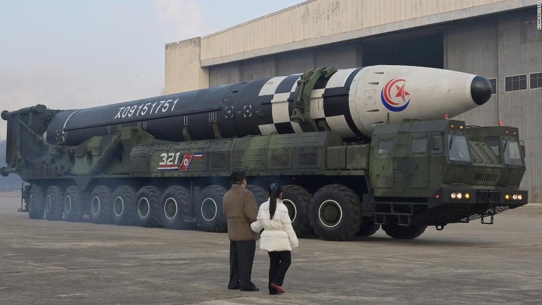 朝鮮中央通信が２０２２年１１月１９日に公表した大陸間弾道ミサイル（ＩＣＢＭ）とそれを視察する金正恩氏/KCNA/Reuters