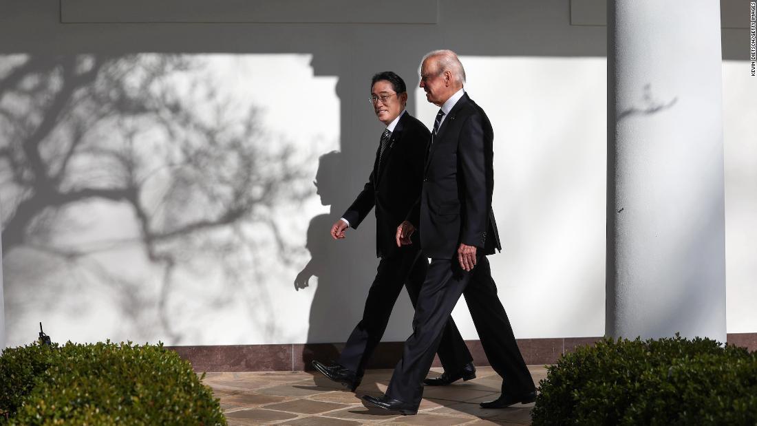 ホワイトハウス執務室に向かう岸田首相（左）とバイデン米大統領＝１３日/Kevin Dietsch/Getty Images