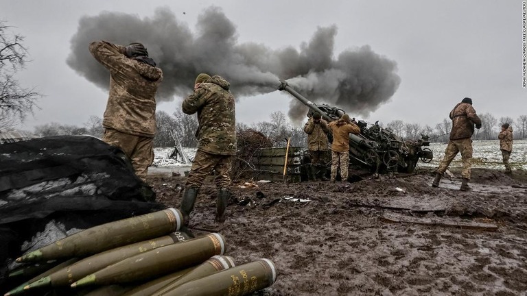 東部ドネツク州の前線でＭ７７７榴弾砲を発射するウクライナ軍の兵士/Serhii Nuzhnenko/Radio Free Europe/Reuters