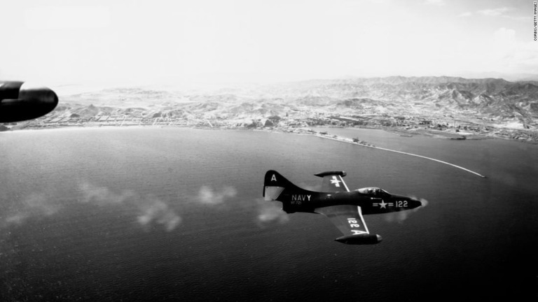 １９５１年、北朝鮮の興南港への攻撃任務を遂行する米軍の「Ｆ９Ｆパンサー」/Corbis/Getty Images