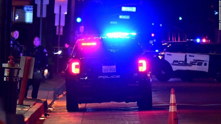 モントレーパークの銃乱射事件の現場付近を警戒する警察車両＝２２日/Frederic J. Brown/AFP/Getty Images