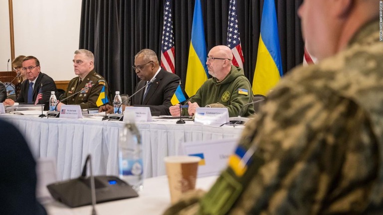 各国の国防省関係者が集まり、ウクライナへの軍事支援について協議が行われた＝２０日、ドイツのラムシュタイン空軍基地/Thomas Lohnes/Getty Images