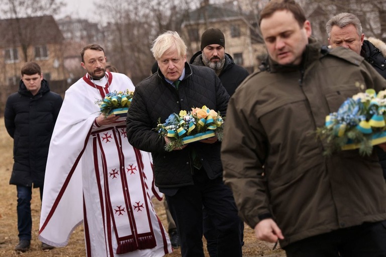 ジョンソン元英首相がブチャの教会を訪問、ロシアによる侵攻中に殺害された人々に追悼の花を手向ける＝２２日/Nacho Doce/Reuters