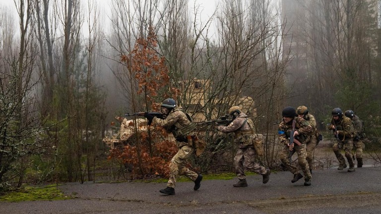 ウクライナ北部プリピャチで訓練を行うウクライナ軍の強襲部隊＝２０日/Matthias Somm/CNN