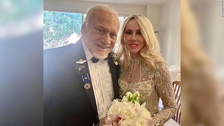 結婚を発表したエドウィン・オルドリンさんとアンカ・ファウルさん/Buzz Aldrin/Twitter