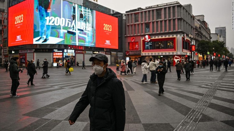 人口１４億人の中国で、約８割の人がすでに新型コロナウイルスに感染しているとの見方が専門家から出ている/Hector Retamal/AFP/Getty Images