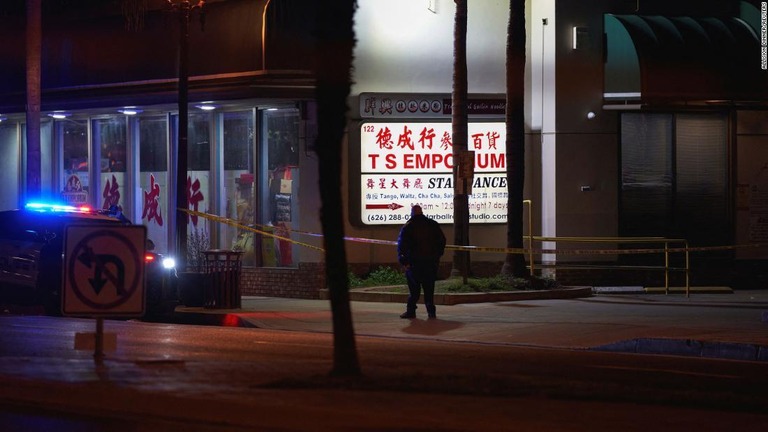 ２１日夜に発生したモントレーパークでの銃乱射に警官が対応した/Allision Dinner/Reuters