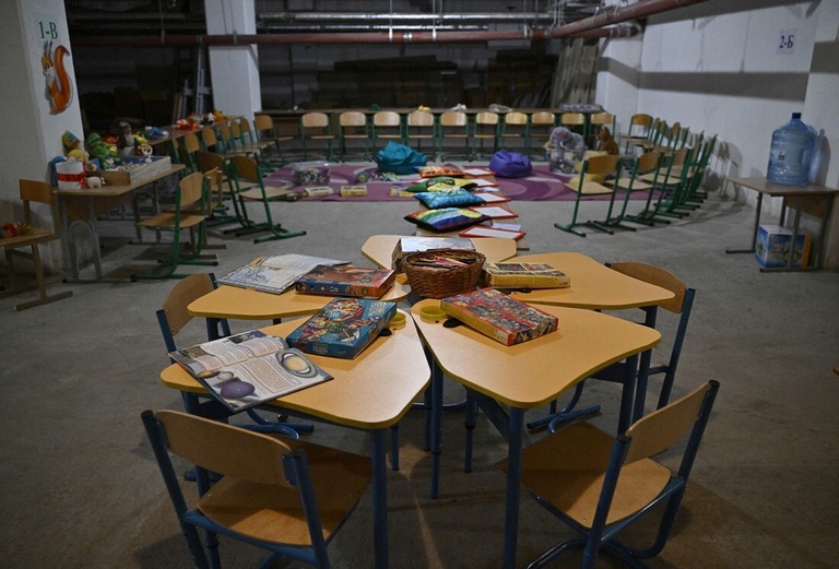 避難施設の中にはおもちゃや本が見える＝２２年８月２９日、キーウの公立学校/Genya Savilov/AFP/Getty Images/File