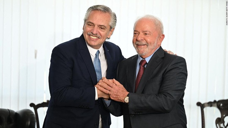 ブラジルのルラ大統領とアルゼンチンのフェルナンデス大統領＝２日、ブラジリア/Evaristo SA/AFP/Getty Images