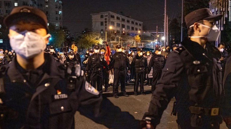 北京市内の抗議デモの現場に派遣された警官＝２０２２年１１月２７日/Bloomberg/Getty Images