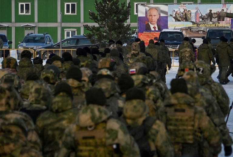侵攻先のウクライナでの前線補強に向けて招集されたロシアの予備役ら＝６日、ロシア中部オムスク州/Alexey Malgavko/Reuters