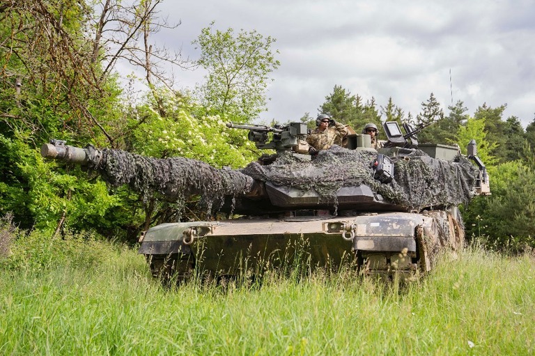昨年６月、ドイツでの多国間の演習に参加する米主力戦車「Ｍ１エイブラムス」/Nicolas Armer/dpa/Getty Images