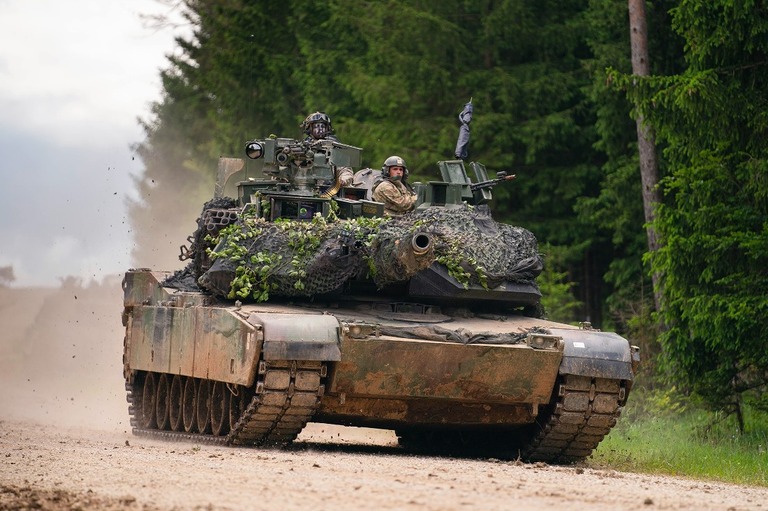 ドイツで行われた軍事演習に参加した米軍の「Ｍ１エイブラムス」/Nicolas Armer/picture alliance/Getty Images