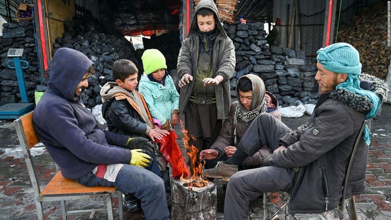 たき火で暖を取る人々＝２３日、アフガニスタン首都カブール/Wakil Kohsar/AFP/Getty Images