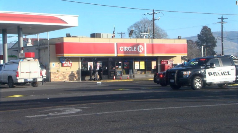 容疑者はコンビニの店内や店の外で発砲し３人が死亡した/KAPP