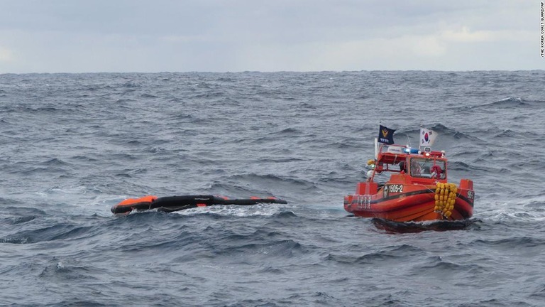 長崎沖で香港船籍の貨物船が沈没し、救助作業が行われている//The Korea Coast Guard/AP