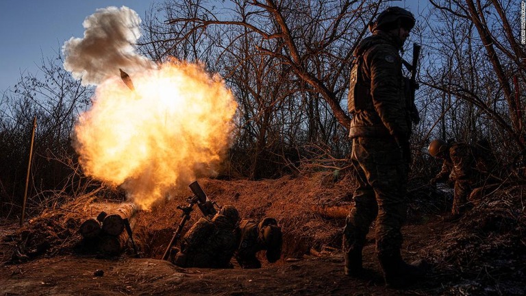 バフムート近郊の前線でロシア軍の陣地に向け迫撃砲を発射するウクライナ軍の兵士/Evgeniy Maloletka/AP