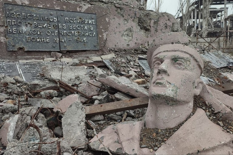 アゾフスターリ製鉄所前の破壊された銅像＝２０２２年１２月、ウクライナ南東部マリウポリ/AP