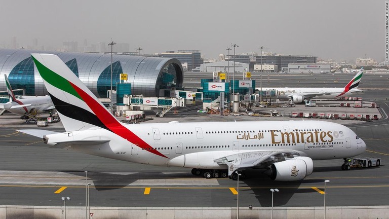 成田空港からドバイ国際空港に向かう旅客機内で乗客が出産した/Christopher Pike/Bloomberg/Getty Images