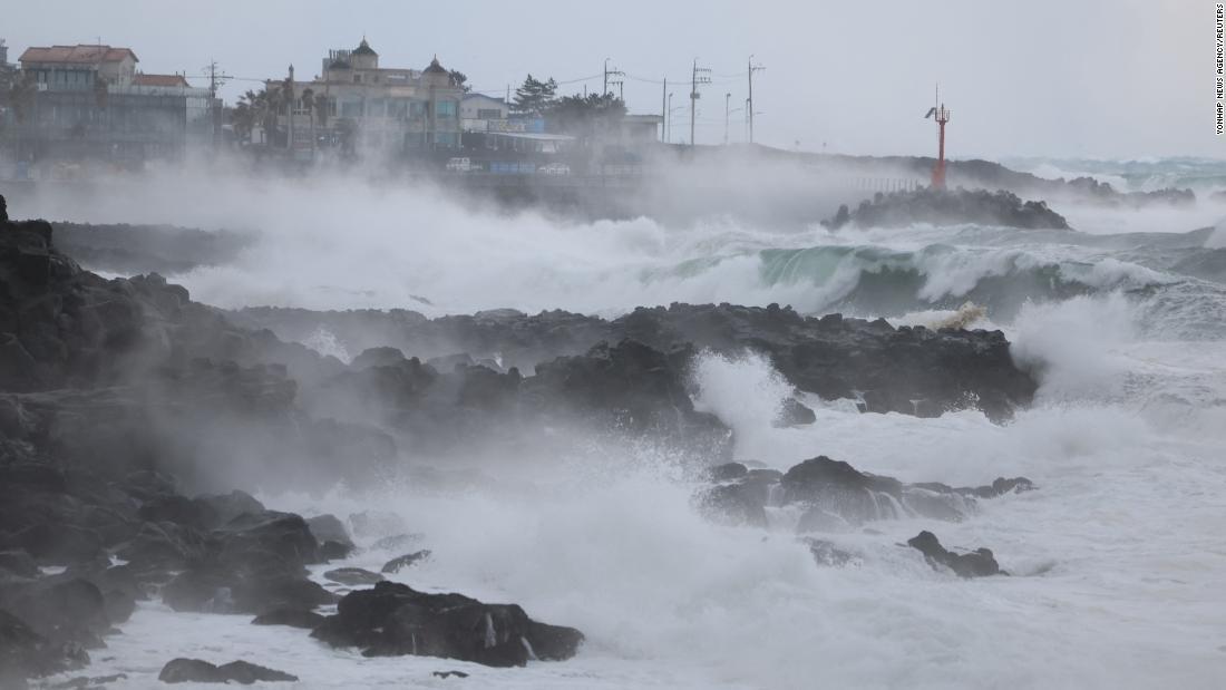 高波が打ち付ける韓国・済州島＝２４日/Yonhap News Agency/Reuters