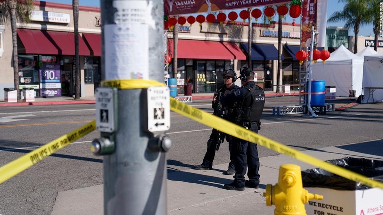 銃撃事件現場付近の警備にあたる警察官＝２２日、米カリフォルニア州モントレーパーク/Eric Thayer/Getty Images 