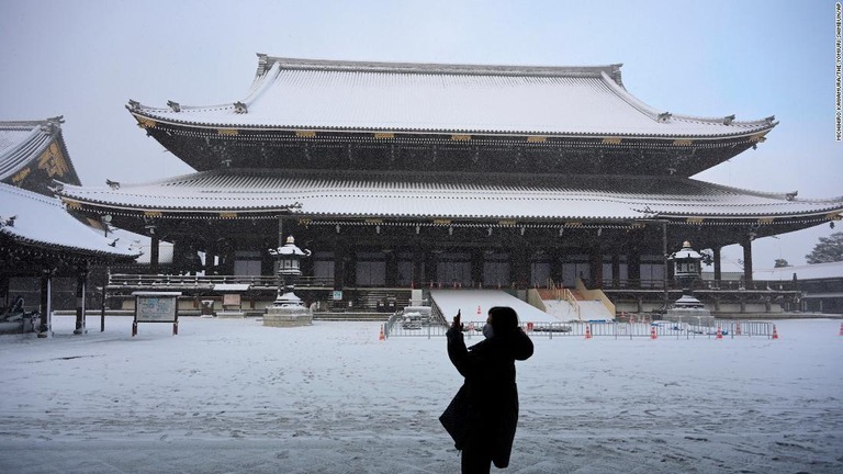強い寒気の影響で京都は雪に覆われた＝２５日/Michihiro Kawamura/The Yomiuri Shimbun/AP