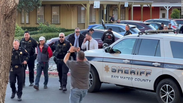 米加州ハーフムーンベイで起きた銃乱射事件の容疑者とされる男を拘束する警察官/Kati McHugh/Reuters