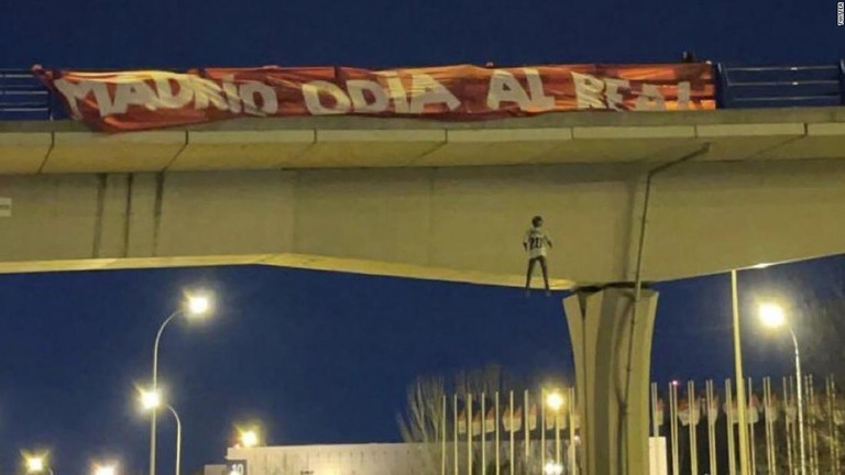 レアル・マドリードの練習場近くの橋から吊り下げられた人形
/Twitter