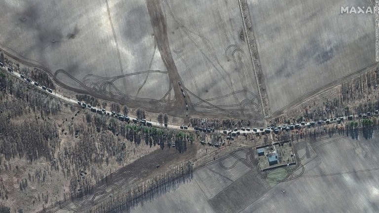 開戦当初、衛星画像が捉えたウクライナ首都近郊で停止するロシア軍の車列/Satellite image ©2022 Maxar Technologies