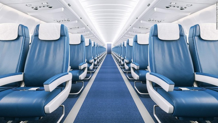 機内からリクライニングシートが消えつつある理由とは？/imaginima/iStockphoto/Getty Images