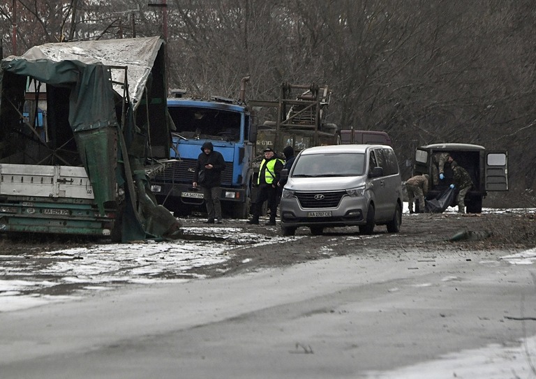 ロシアのミサイル攻撃後に民間人の遺体袋を車に運ぶ＝２６日、キーウ/Sergei Supinsky/AFP/Getty Images