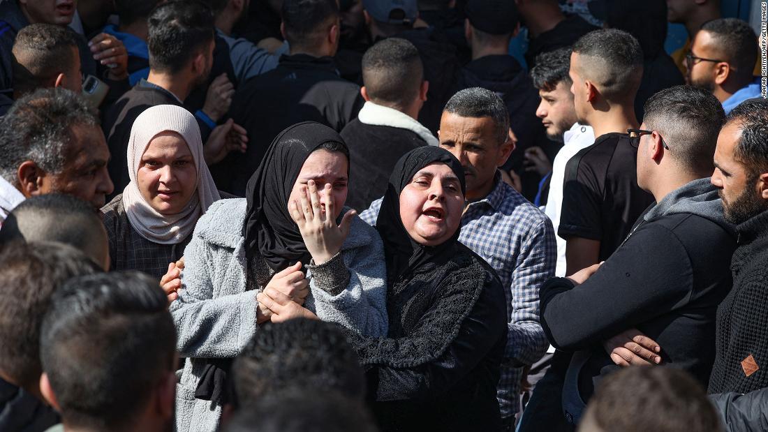 亡くなったパレスチナ人の遺族が葬列で死を悼む＝２６日/Jaafar Ashtiyeh/AFP/Getty Images