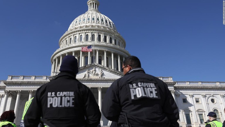 米首都警察に追われた車の連続強奪犯が「冷凍庫」に隠れていたところを逮捕された/Justin Sullivan/Getty Images