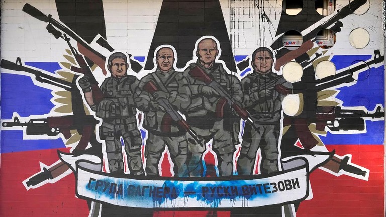 ワグネルの傭兵を壁に描いた絵。「ワグネルグループ、ロシアの騎士たち」と書かれている＝１３日、セルビア・ベオグラード/Darko Vojinovic/AP