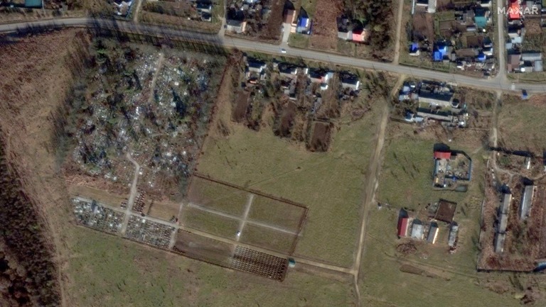 中央下部の区画一杯に新たな墓が立てられた共同墓地の衛星画像＝１月２４日撮影/Maxar Technologies