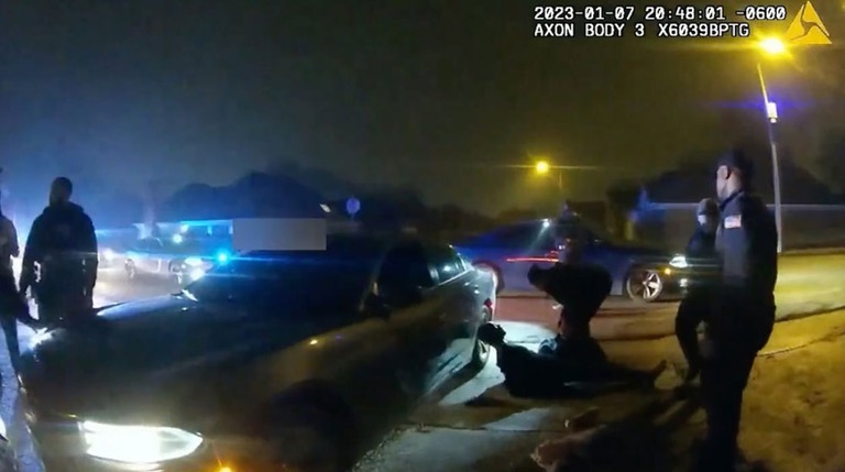 警官のボディーカメラの映像から。倒れたニコルズさんの周囲を警官が歩き回っている/City of Memphis