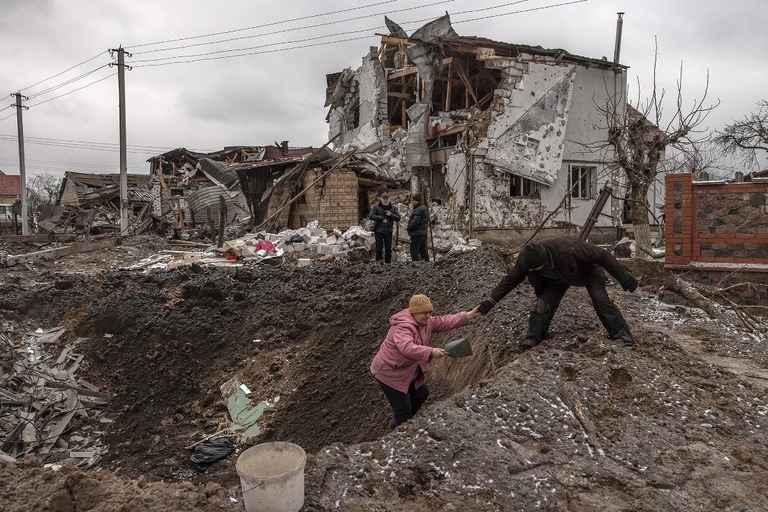 ロシアのミサイル攻撃で被害を受けた首都キーウ（キエフ）郊外の様子/Roman Pilipey/Getty Images