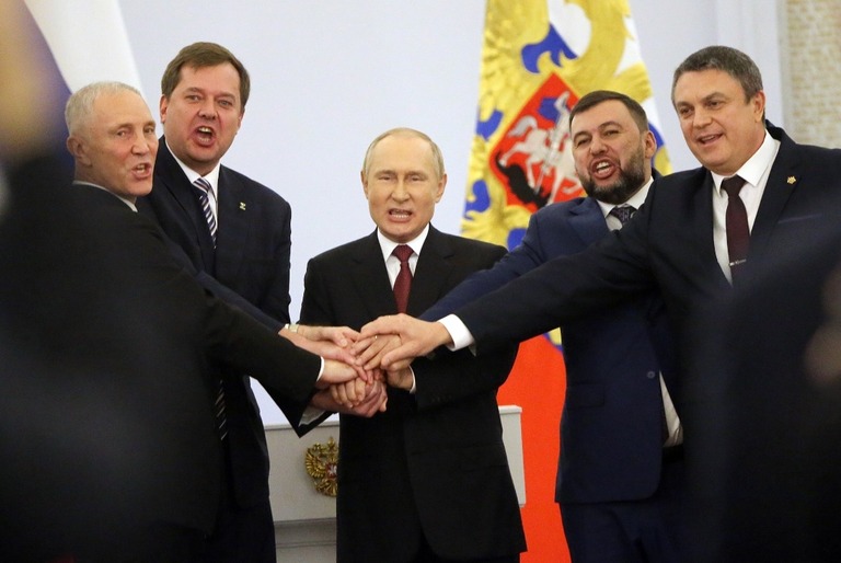 ロシアのプーチン大統領（中央）とロシアが「併合」を宣言した４州の代表者＝２０２２年９月、ロシア首都モスクワ/Getty Images