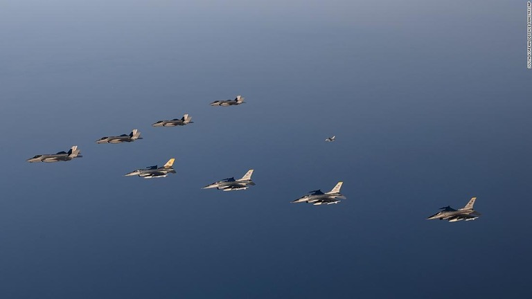 合同空軍演習に参加する米韓のジェット機＝２０２２年１１月１８日/South Korean Defense Ministry/AP