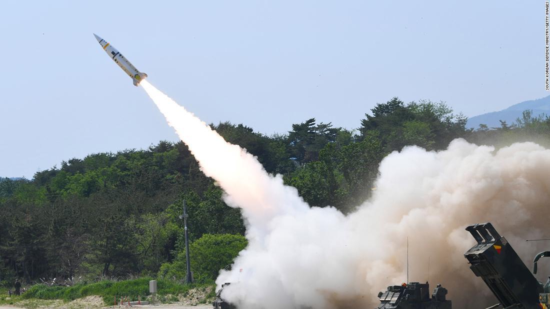 米韓合同演習で発射されるミサイル＝２０２２年５月２５日/South Korean Defense Ministry/Getty Images