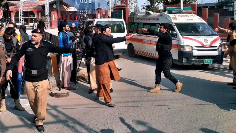 パキスタン北西部ペシャワルのモスクで発生した爆発の死者が８８人になった/Muhammad Sajjad/AP